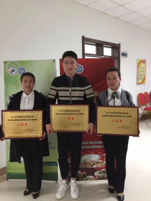 西餐技能服务一等奖 孙世媛(中)、二等奖王丽丽、雷鸿雪 。.jpg 西餐技能服务一等奖 孙世媛(中)、二等奖王丽丽、雷鸿雪 。.jpg